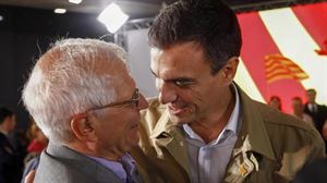 Pedro Sánchez junto a Josep Borrell. Foto de archivo: EFE