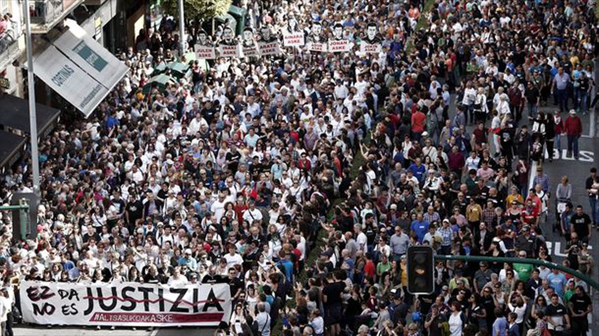 Cabeza de la manifestación de hoy en Pamplona-Iruña. Foto: EFE