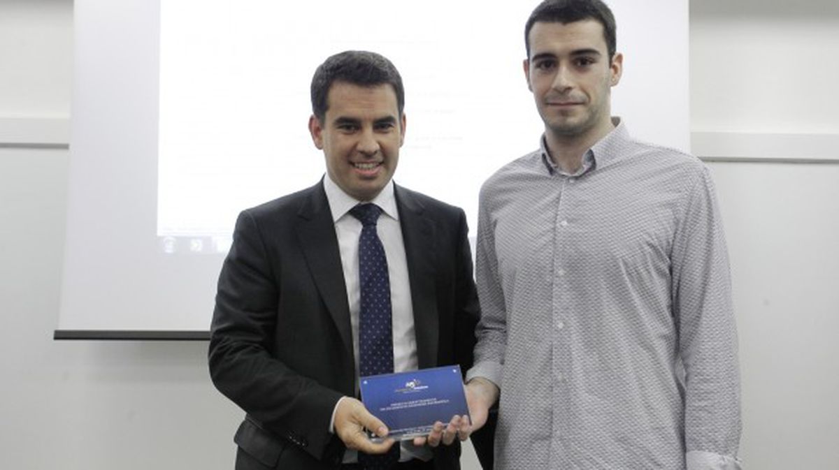 El joven ingeniero Mikel Albóniga recoge el premio. Imagen. Escuela de Ingeniería de Bilbao