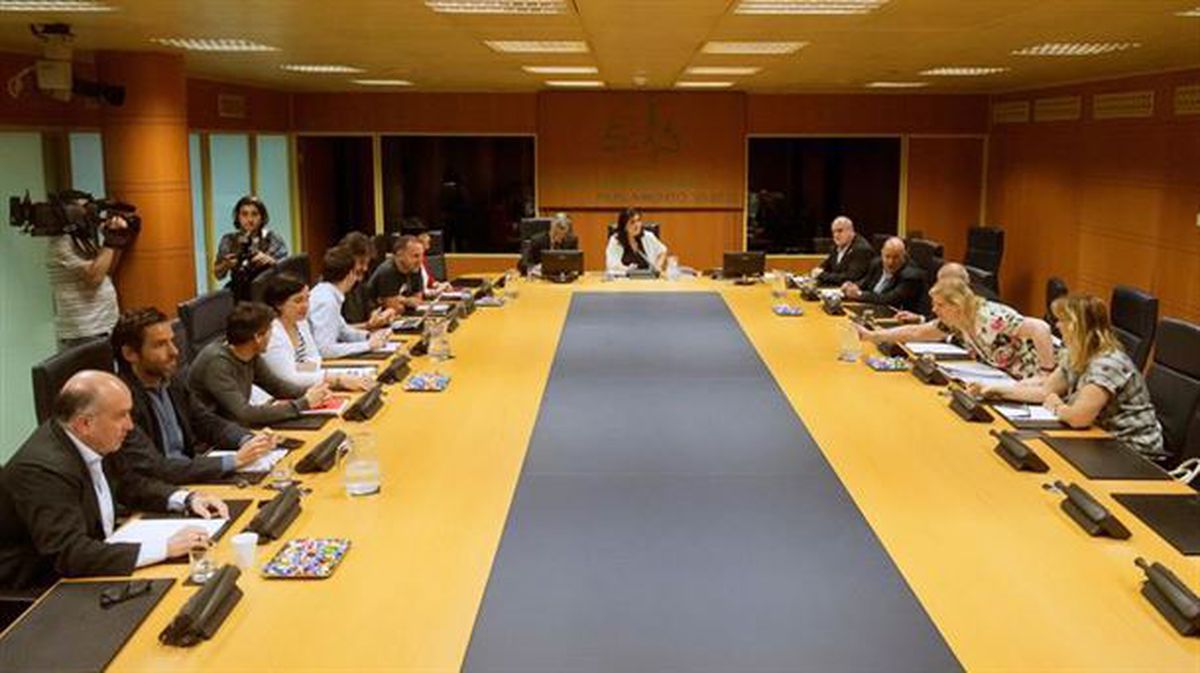 Los miembros de la ponencia de autogobierno reunidos alrededor de una mesa.