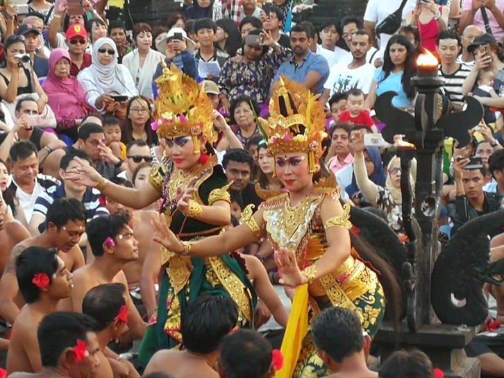 La tradicional danza Kecak cerca del templo de Uluwatu