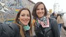 Con Marta, de Bilbao, ante el Muro de Berlín