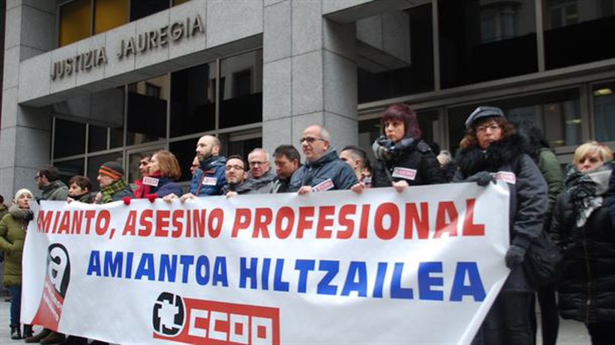 Concentración organizada por Asviamie frente al Palacio de Justicia de Donostia-San Sebastián