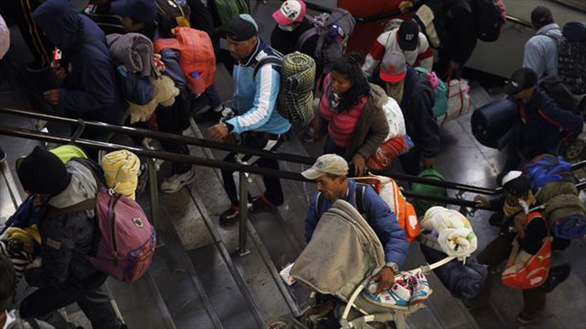Migrantes centroamericanos en el metro de Ciudad de México / EFE.