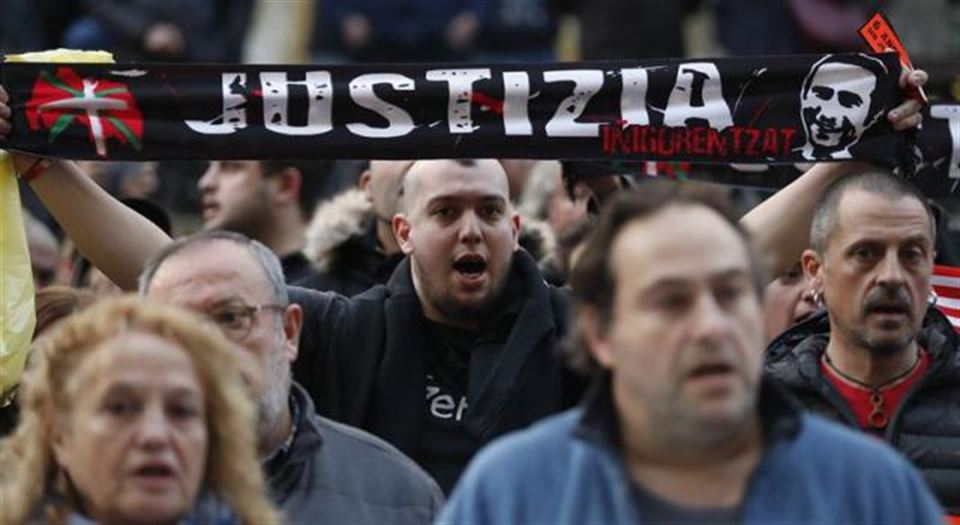 Un momento de la concentración ante el palacio de Justicia de Bilbao. Foto: EFE