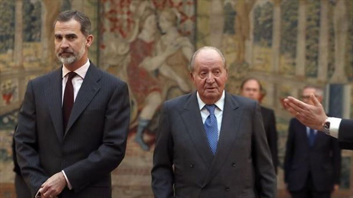 Felipe VI erregea Juan Carlos I emerituaren ondoan. Artxiboko irudia: EFE.