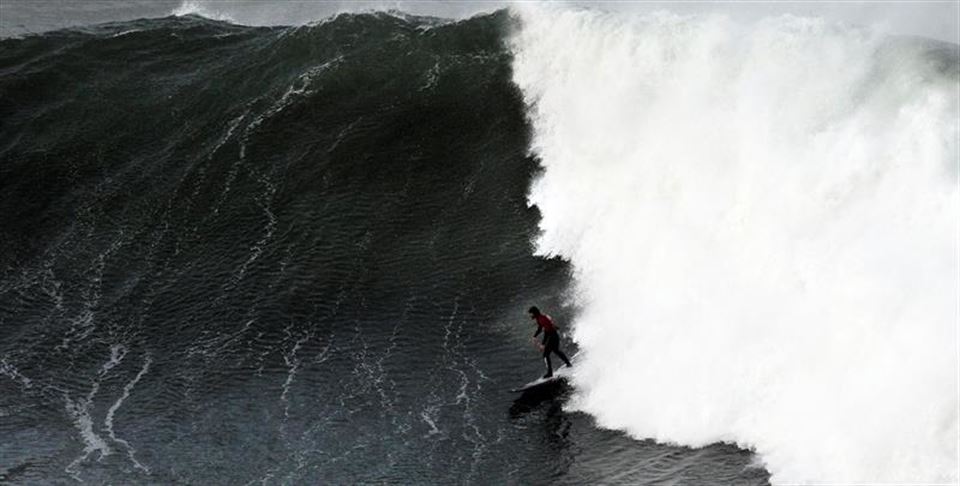 El surfista Alex Botelho desciende una ola durante la XIII edición del Punta Galea Challenge, campeonato de surf de ola grande que se ha disputado hoy en Getxo