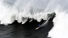 El surfista Andrew Cotton desciende una ola durante la XIII edición del Punta Galea Challenge, campeonato de surf de ola grande que se ha disputado hoy en Getxo
