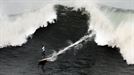 El surfista Kosme Fernández desciende una ola durante la XIII edición del Punta Galea Challenge, campeonato de surf de ola grande que se ha disputado hoy en Getxo