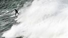 El surfista Pierre Rollet desciende una ola durante la XIII edición del Punta Galea Challenge, campeonato de surf de ola grande que se ha disputado hoy en Getxo