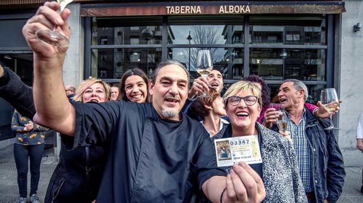 Celebración en el bar Alboka de Gernika, agraciado con el gordo en el sorteo de 2018.