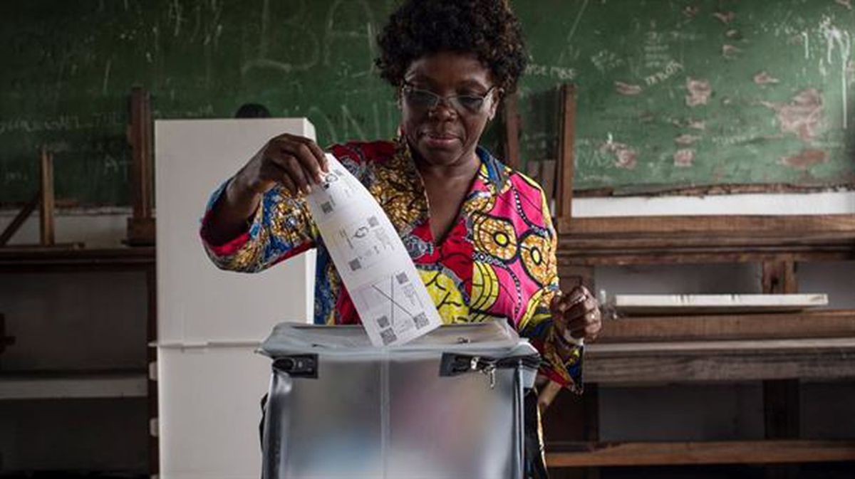 Una mujer del Congo deposita su voto en una urna electoral. Foto: EFE