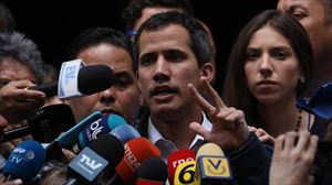 Juan Guaidó habla con los medos de comunicación este domingo