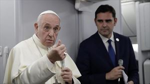 El papa Francisco durante el vuelo de vuelta desde Panamá