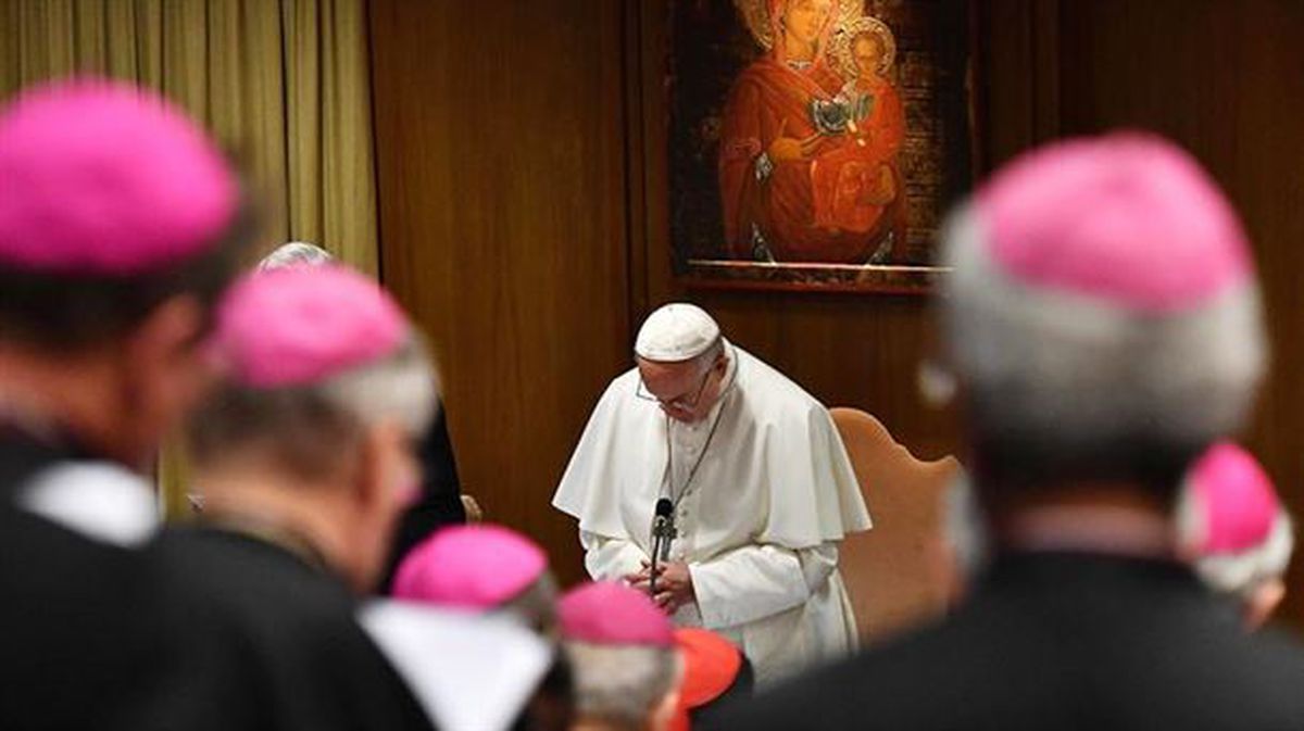 El papa Francisco reza en el Vaticano. 
