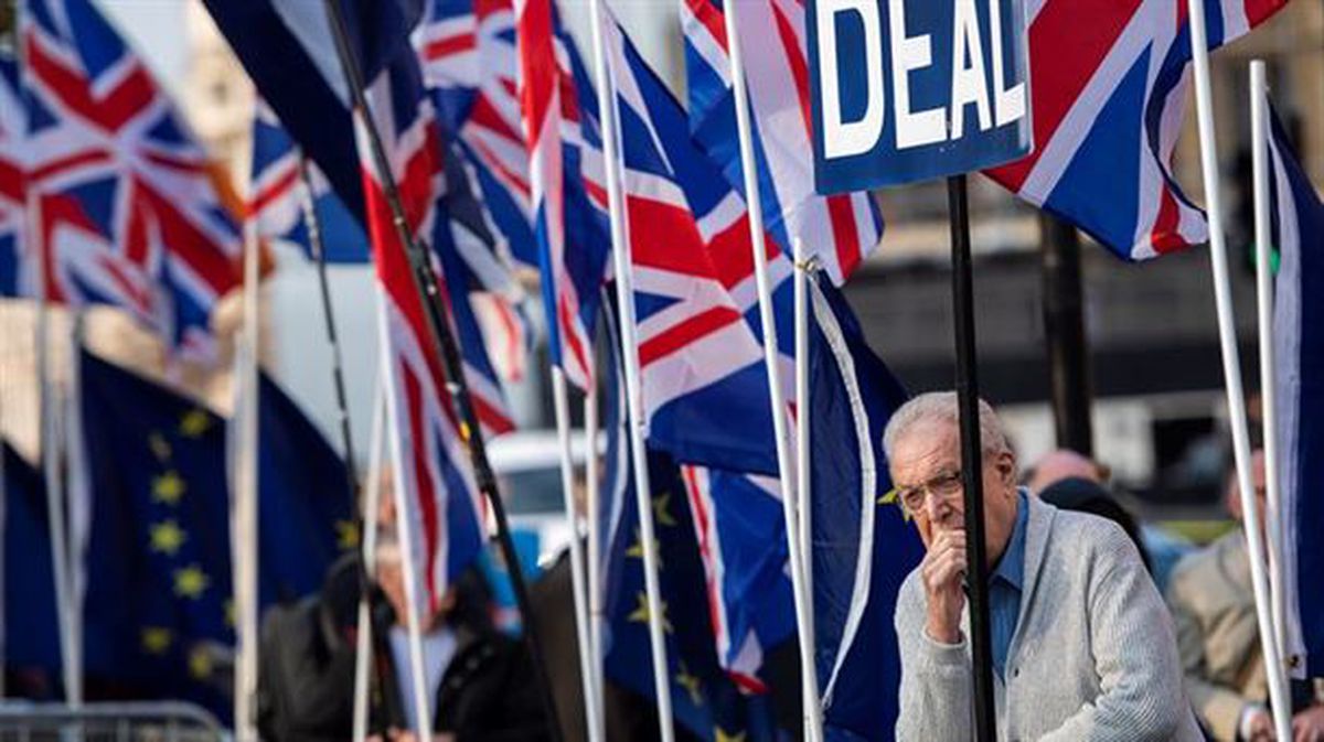 Banderas en las afueras del Parlamento británico