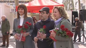 Idoia Mendia y Cristina González reparten rosas en Vitoria-Gasteiz