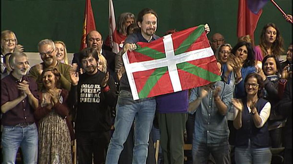 Pablo Iglesias con la ikurriña en el acto del día de la República en Eibar