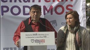 Juan Carlos Monedero y Pilar Garrido en el acto de campaña de Elkarrekin Podemos en Donostia