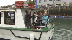 Pilar Garrido y Rafa Sainz de Rozas subidos en un barco en el acto de Elkarrekin Podemos en Pasaia