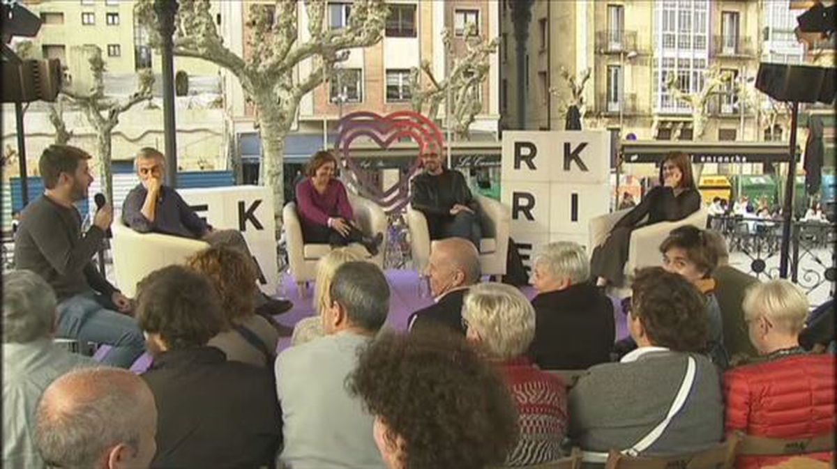 Candidatos de Elkarrekin Podemos charlan con simpatizantes en el acto de campaña de Irun
