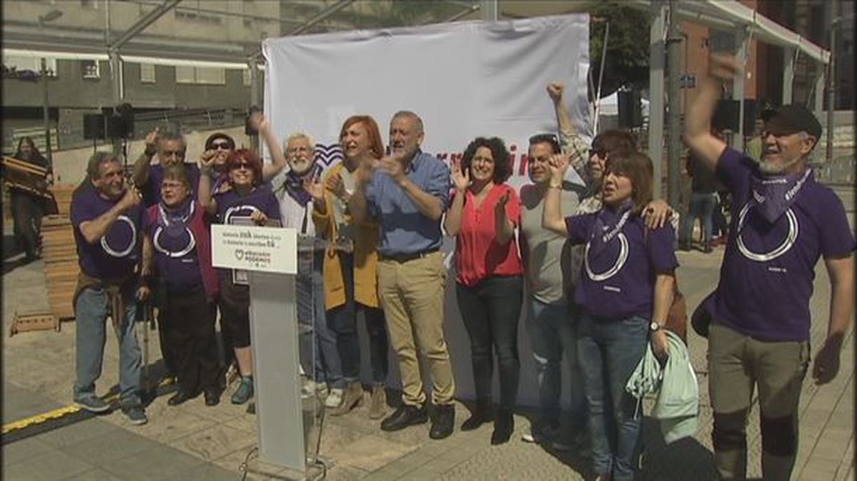 Roberto Uriarte con candidatos y simpatizantes de Elkarrekin Podemos en Otxarkoaga