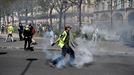 Istiluak Parisen, 'txaleko horien' eta polizien artean