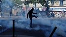 Istiluak Parisen, 'txaleko horien' eta polizien artean