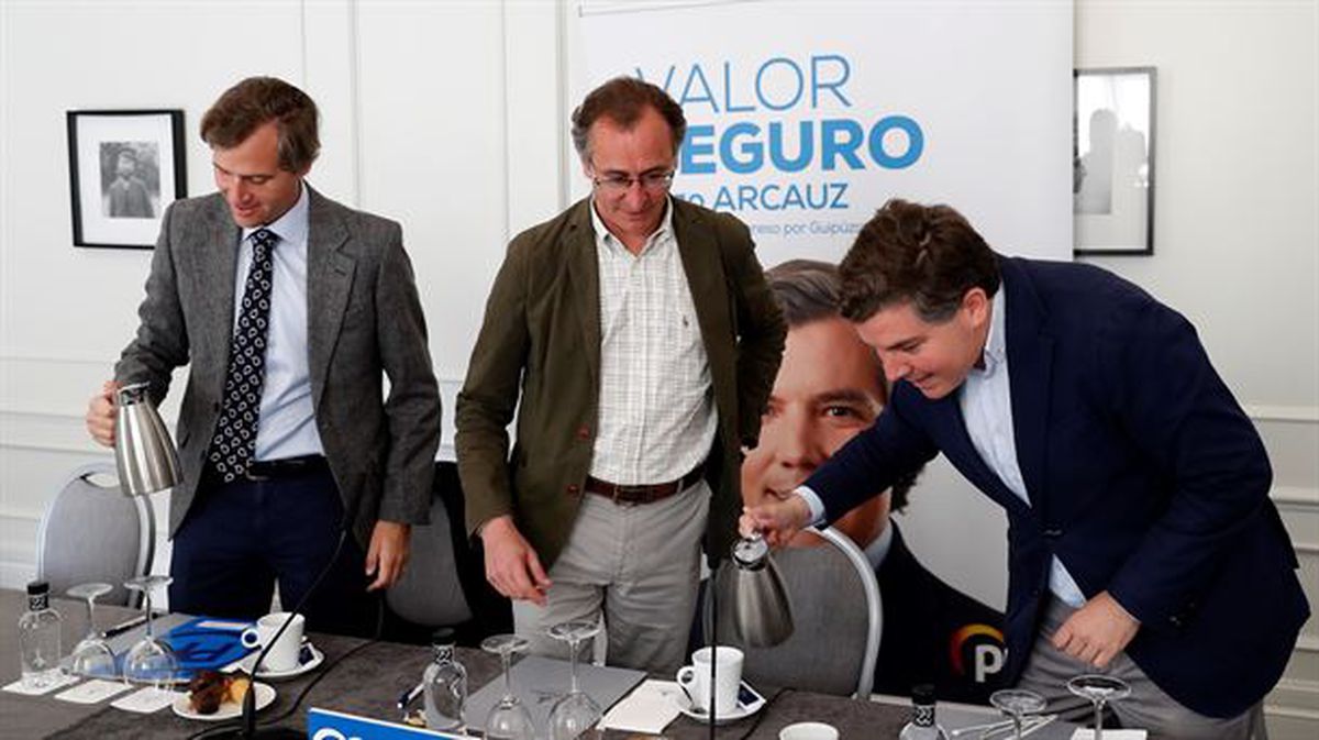 Íñigo Arcauz y Fernando Alonso posando ante los fotógrafos antes del desayuno electoral