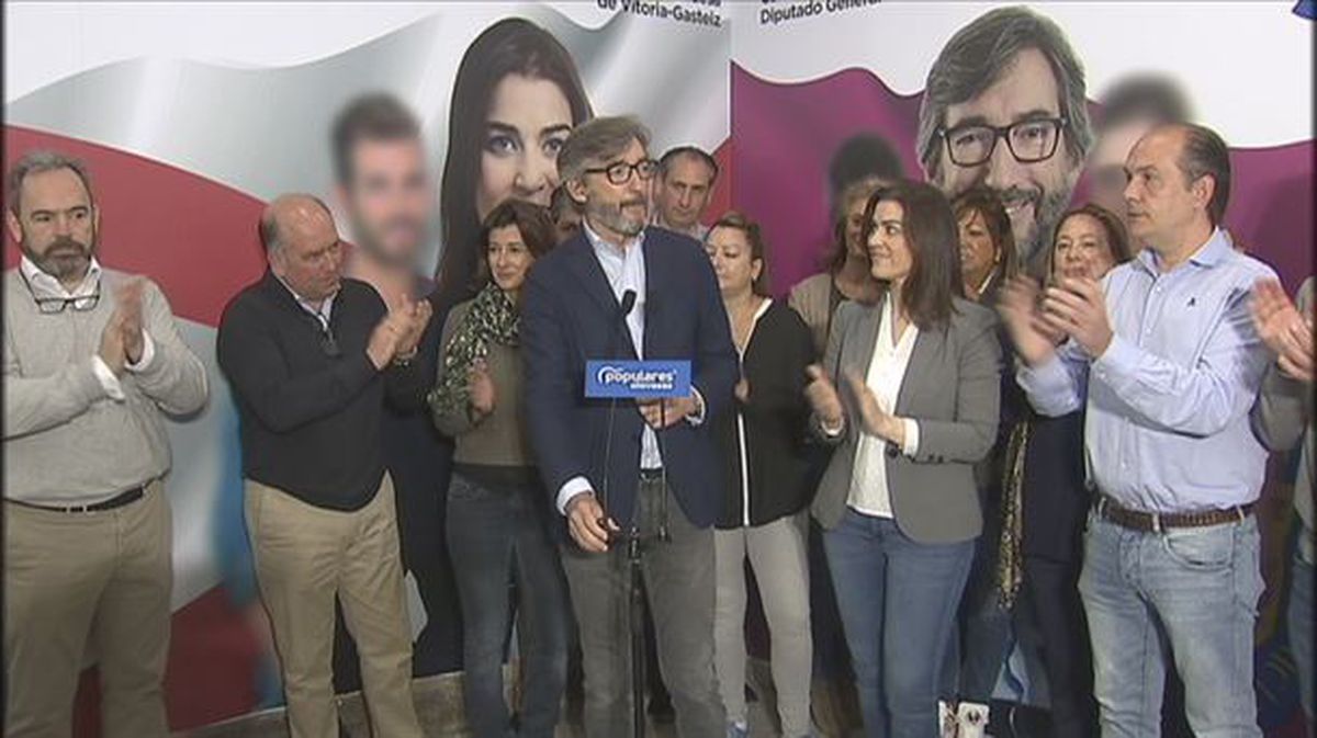 Iñaki Oyarzabal recide el aplauso de sus compañeros al finalizar el acto electoral