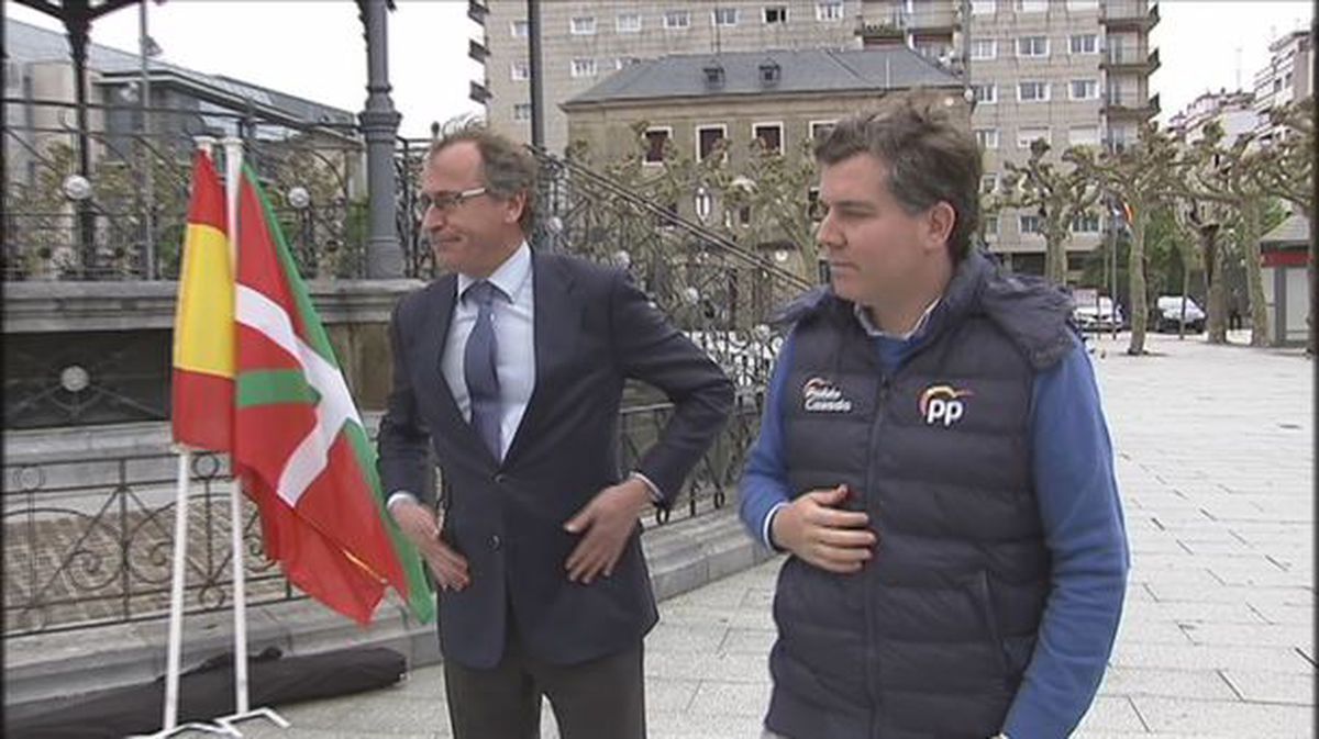 Íñigo Arcauz y Alfonso Alonso junto a la ikurriña y la bandera de España