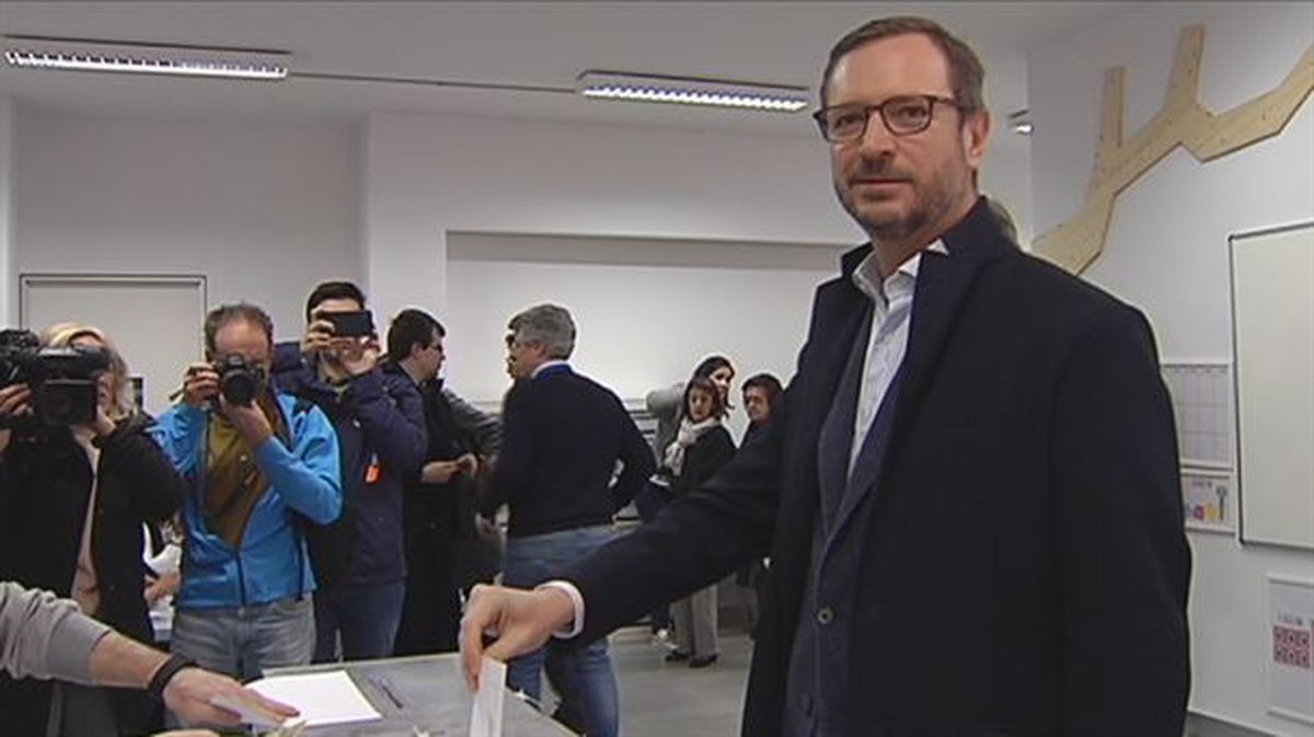 Javier Maroto (PP), depositando su voto