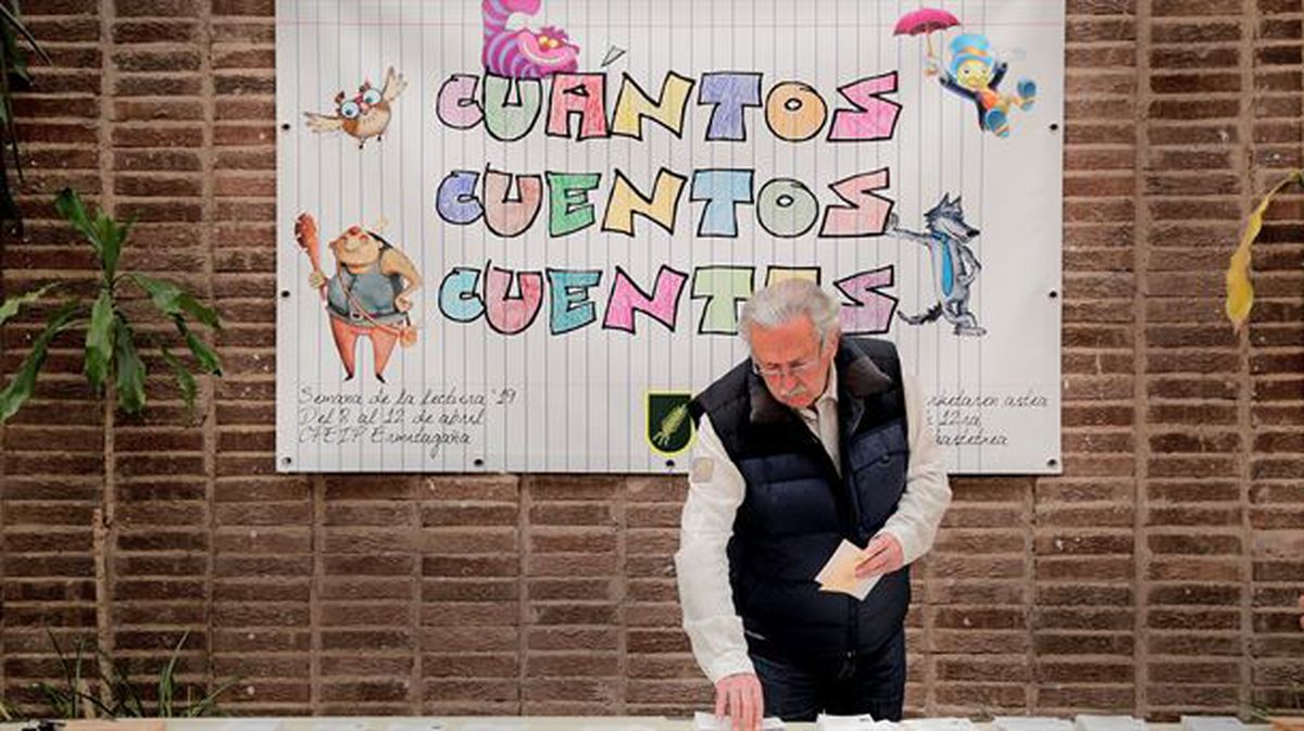 Curioso cartel en un colegio electoral de Pamplona.