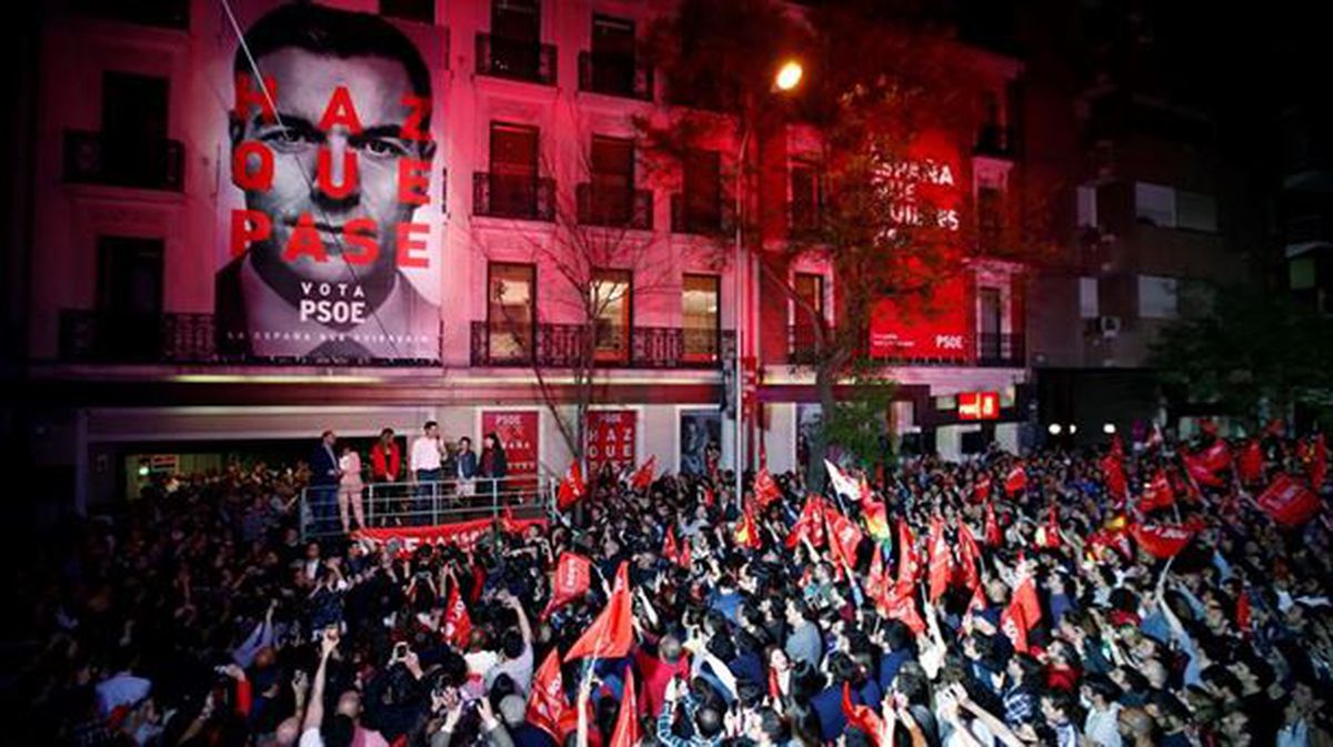 Militantes del PSOE en Ferraz celebrando la victoria de Sánchez