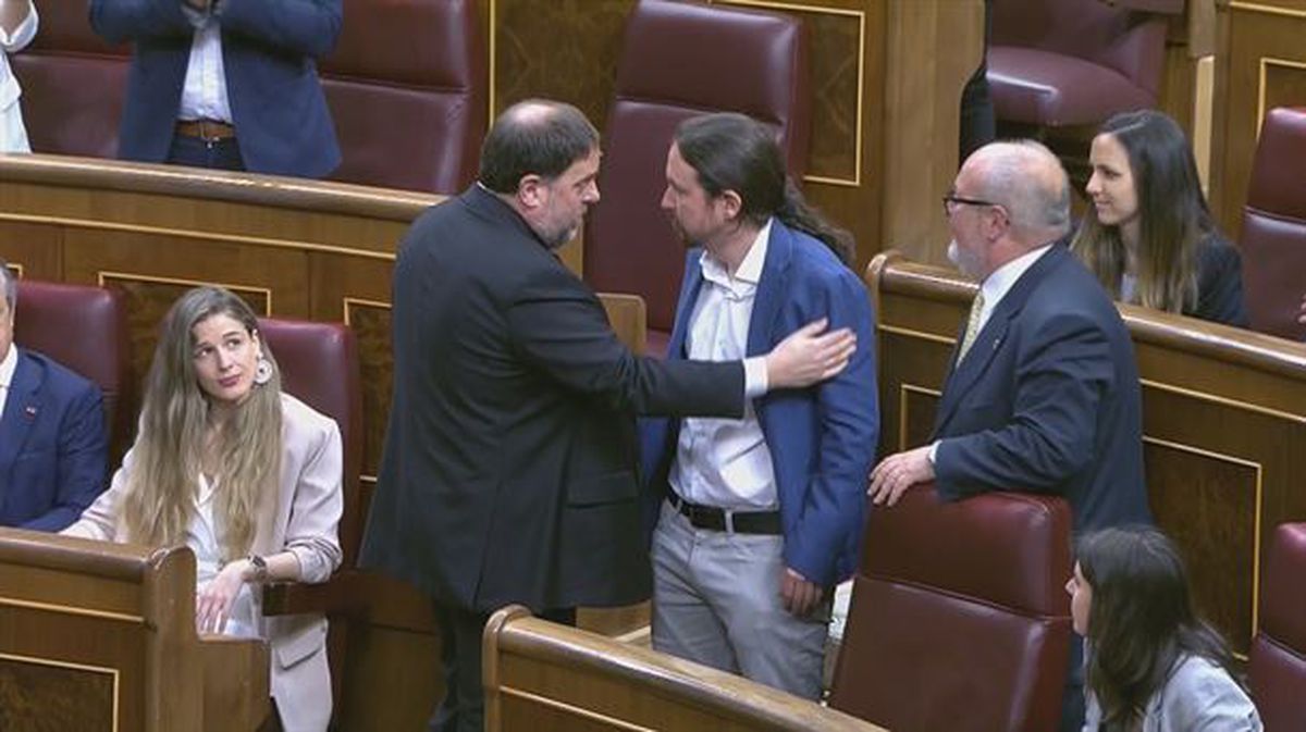Oriol Junqueras saluda a Pablo Iglesias