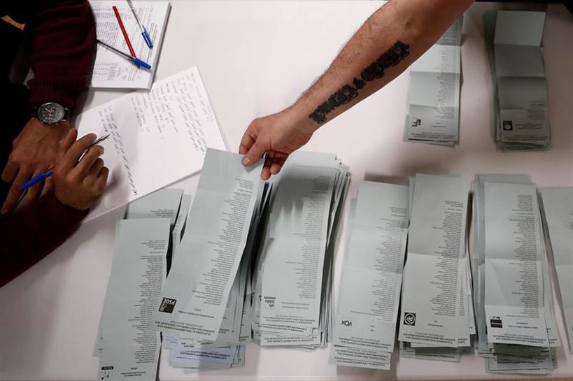 Recuento de votos en un colegio electoral de Pamplona. (Foto: EFE)