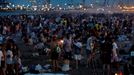 Miles de personas en la playa de Malvarrosa