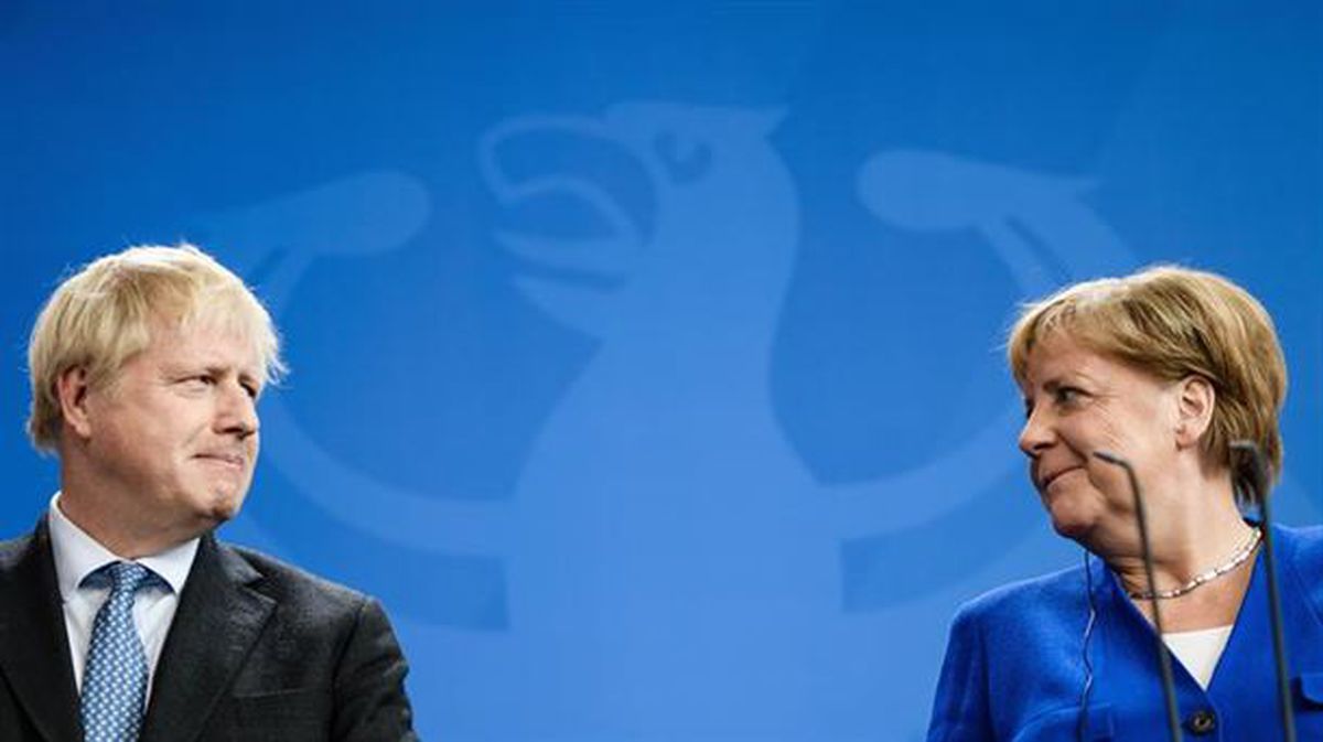 Boris Johnson y Angela Merkel. Foto de archivo: EFE