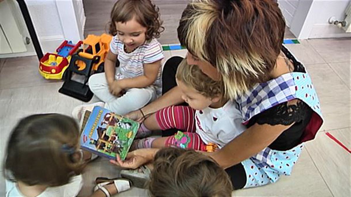 Imagen de archivo de un grupo de niños en un centro escolar. Foto obtenida de un vídeo de EiTB. 