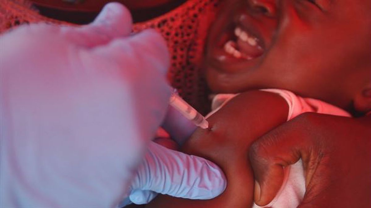 Un niño, recibiendo la vacuna contra el ébola
