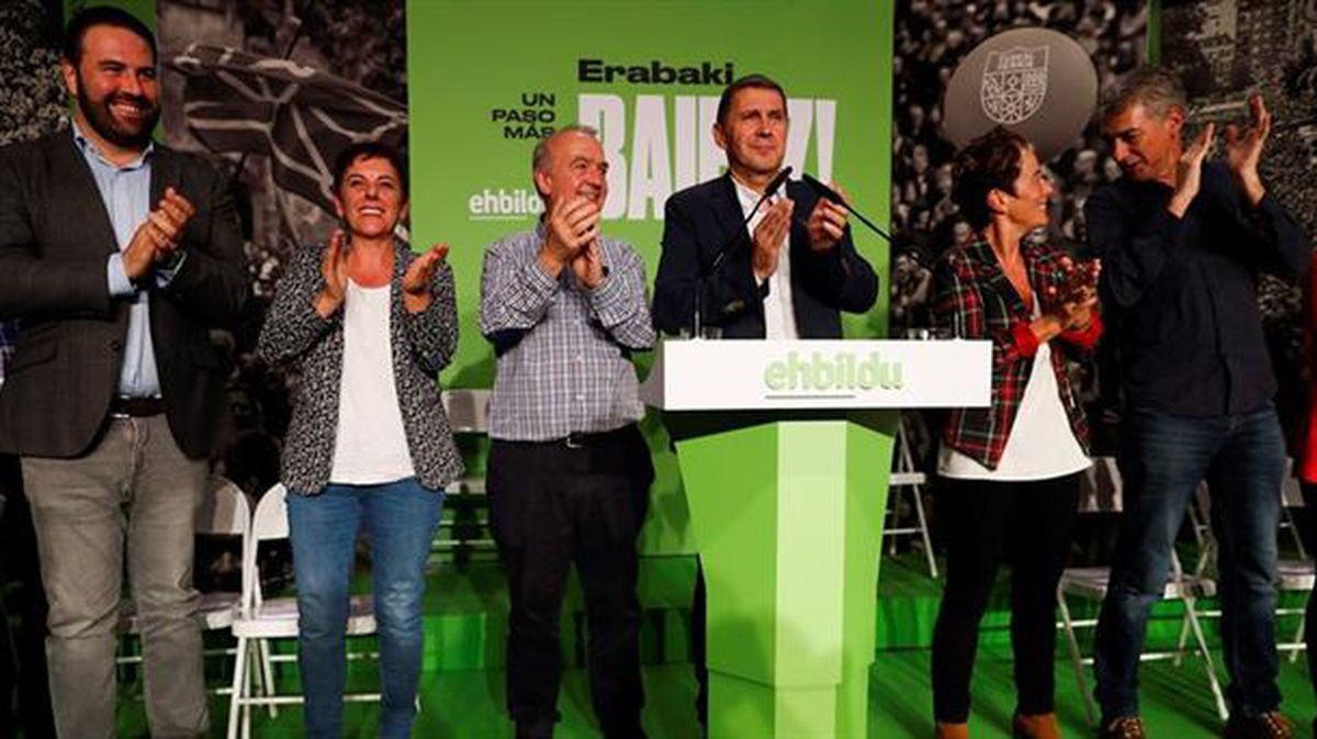 Otegi, con los candidatos de EH Bildu. Foto: Efe