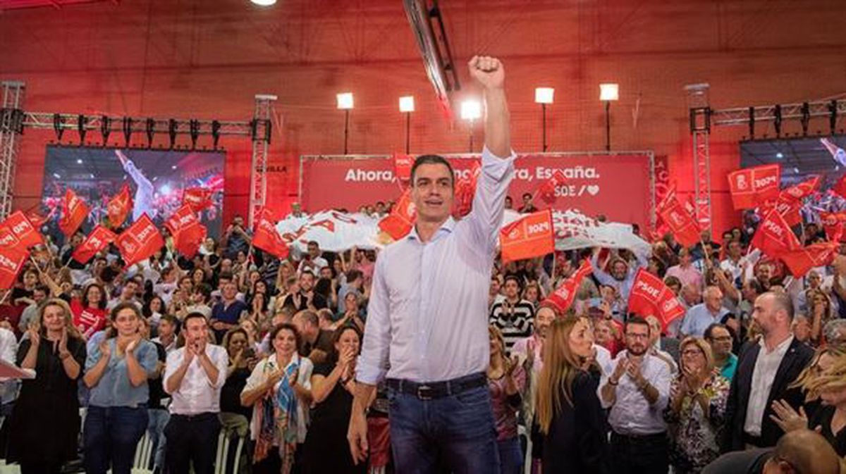 Pedro Sanchez, PSOEk Sevillan egin duen ekitaldian.