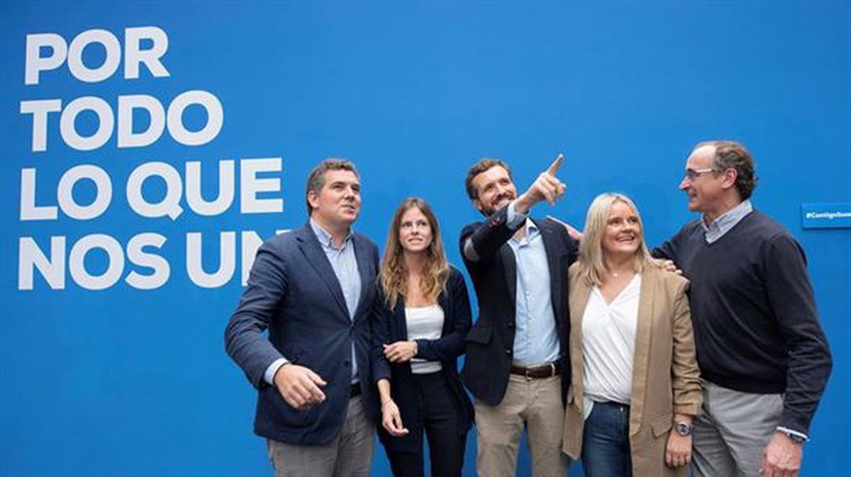 Casado, junto a otros candidatos del PP vasco. Foto: Efe