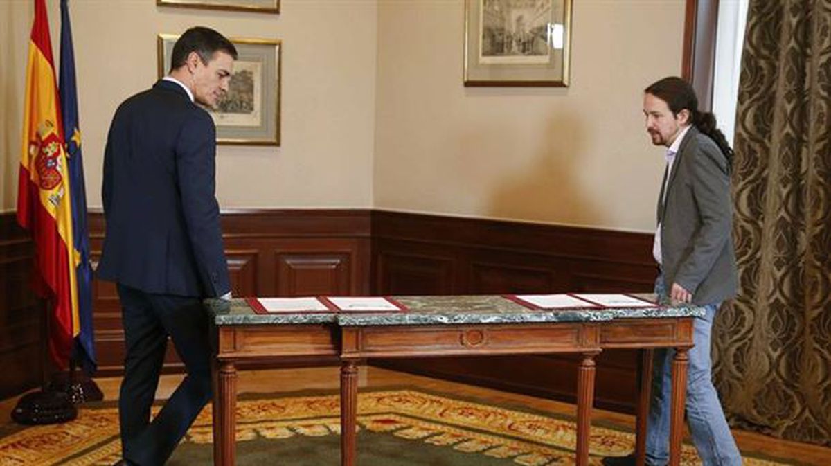 Sánchez e Iglesias durante la firma del acuerdo hoy