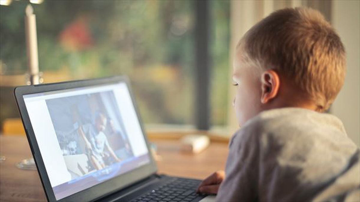 Niño usando Internet. Foto: pexels.com