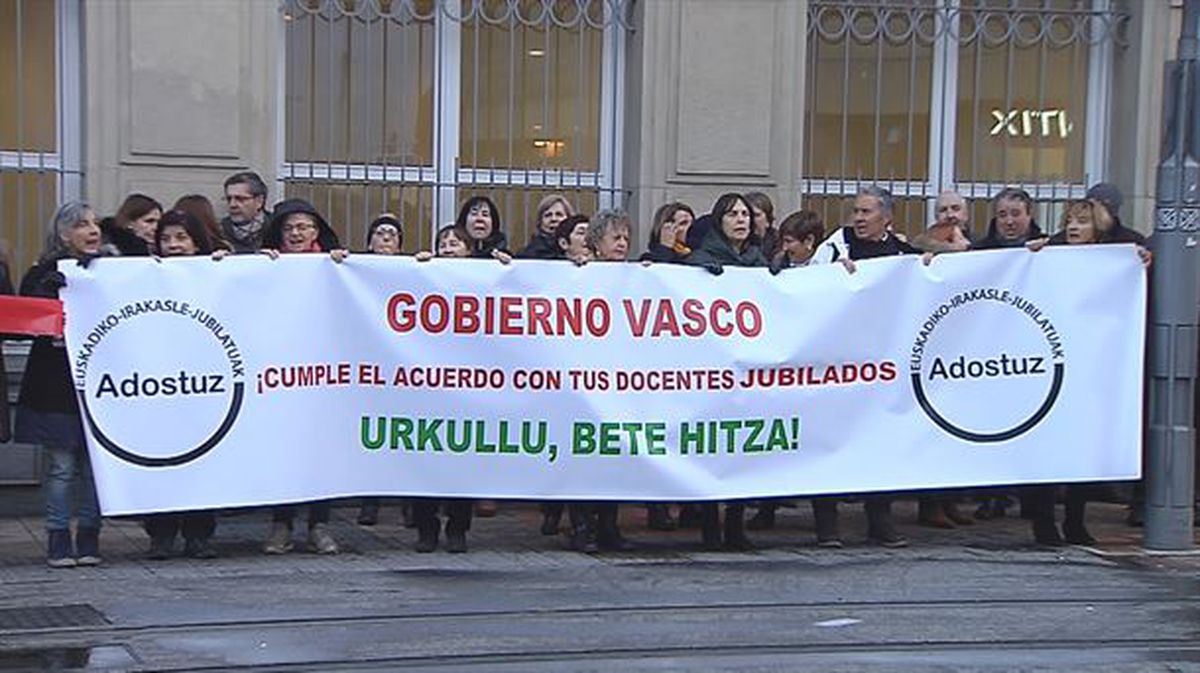 Miembros de Adostuz, frente al Parlamento Vasco
