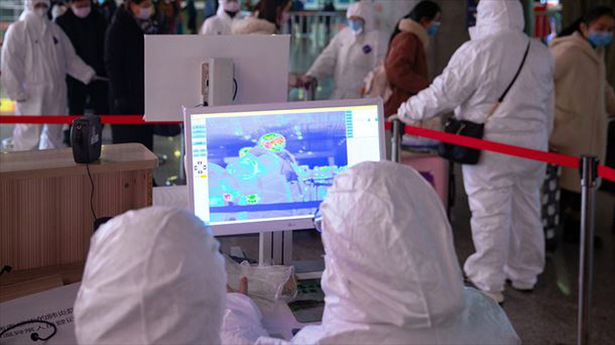 Médicos utilizan imágenes térmicas para revisar la temperatura de los pasajeros. 