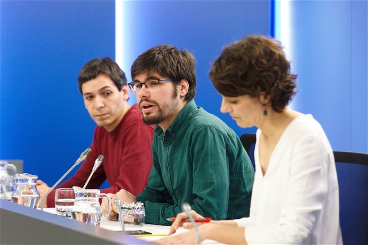 Los representantes de Elkarrekin Podemos, Jon Hernández, Lander Martínez y Rosa Martínez.