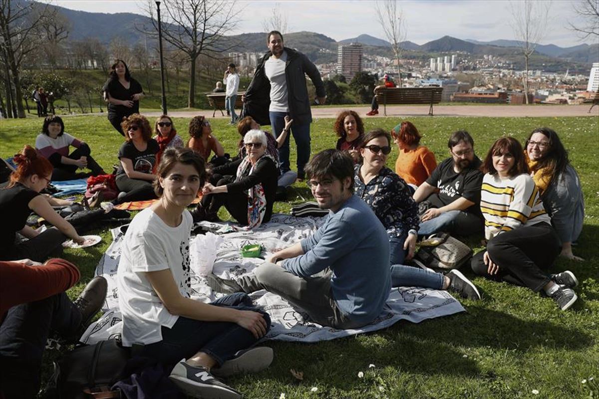 La candidatura de Rosa Martínez y Lander Martínez, en un picnic en Bilbao. Foto: EFE