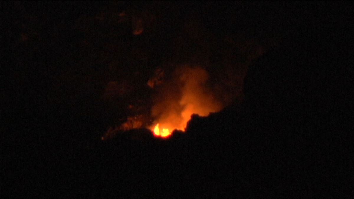 Se reaviva un foco de fuego en la parte alta del vertedero de Zaldibar
